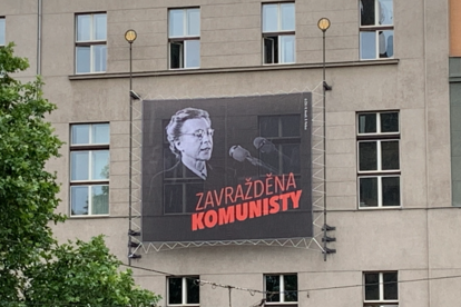 Ein Banner am Rathaus des Stadtteils Vinohrady mit der Aufschrift &quot;Von Kommunisatn ermordet&quot;.
