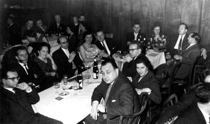 FDP-Landesparteitag Nordrhein-Westfalen in Aachen: Gesellschaftsabend im Kurhaus: vorn am Tisch Hans-Dietrich Genscher, dahinter Wolfgang Schollwer und Karl-Hermann Flach,1.	April 1960