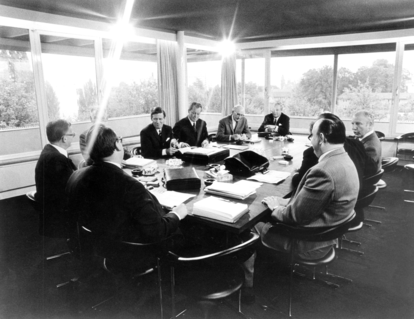 Koalitionsverhandlungen SPD und FDP: v.l.n.r. Karl Schiller, Alex Möller (oben), Josef Ertl (unten), Helmut Schmidt, Willy Brandt, Heinz Kühn, Georg Leber, Hans-Dietrich Genscher, Wolfgang Mischnick, Walter Scheel, 3. Oktober 1969