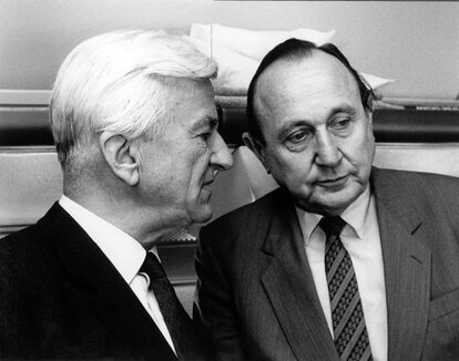 Auf dem Flug nach Israel, Hans-Dietrich Genscher mit Richard von Weizsäcker, 8. Oktober 1985