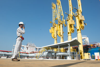 Ein Ingenieur leitet die Ölentladung an einem Terminal der Öl- und Gaspipeline in Kyaukpyu,  Myanmar.