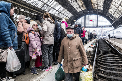 Dichtgedrängte Geflüchtete aus der Ukraine warten auf die Weiterfahrt am Bahnhof in Lviv