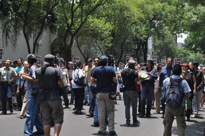 Protestierende gegen Gewalt an Journalisten