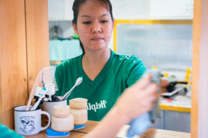 Die Putzaufseherin Phyo Phyo Ei (36) arbeitete fast zehn Jahre lang als Haushälterin in Singapur, bevor sie zum Reinigungsdienst wechselte.„Arbeitgeber blicken auf Haushälterinnen hinab. Aber Kunden sehen es so, dass man kommt, um ihnen zu helfen. Sie sind dankbar, dass man da ist,“ erklärt sie