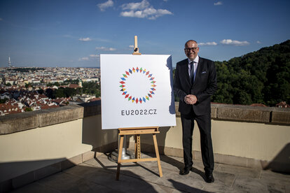 Der tschechische Minister für europäische Angelegenheiten Mikulas Bek neben dem offiziellen Logo der tschechischen EU-Ratspräsidentschaft