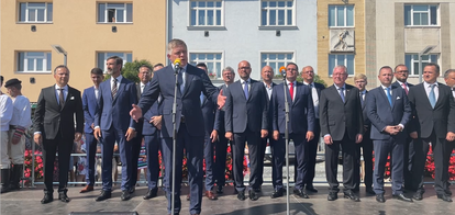 Parteimitglieder von SMER-SD, vorne Robert Fico während der Feierlichkeiten zum Jahrestag des Slowakischen Nationalaufstands (28.08.2022), zu dem er den russischen Botschafter (3. Person rechts von Fico) und den Vertreter der belarussischen Botschaft (5. Person rechts von Fico) eingeladen hatte. In der Volksmenge konnte man russische Flaggen sehen.