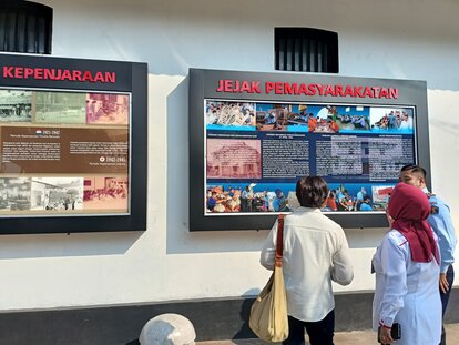 Tafeln informieren über die Entwicklung des Gefängniswesens in Indonesien