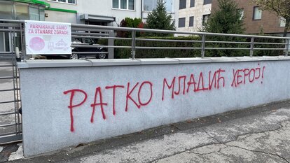 Ein Graffiti in Belgrad, das den Kriegsverbrecher Ratko Mladić als Helden verherrlicht.