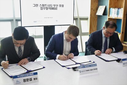 Frederic Spohr, head of FNF Korea, is signing MOU with the president of BIPA and director of BDI