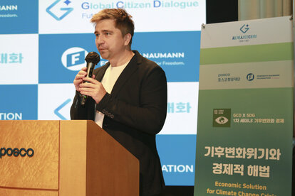 Frederic Spohr, Head of FNF Korea is giving a opening speech.
