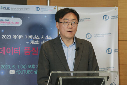 Professor Song Seokhyun giving presentation