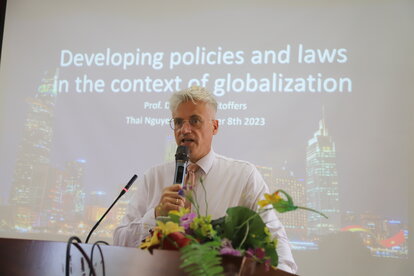 Prof. Dr. Andreas Stoffers gives a lecture on 'Developing policies and laws in the context of globalisation'