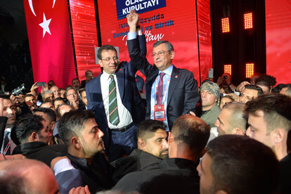 Der neue Parteichef der CHP und Istanbuls Bürgermeister Mayor Ekrem Imamoglu (L) feiern nach dem Parteotag am 5.11.2023