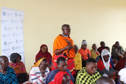 Ester Joseph spricht zu Massai bei Dorftreffen