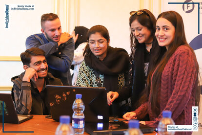 Individualland Leadership Course participants preparing their pitches for business ideas fused with AI