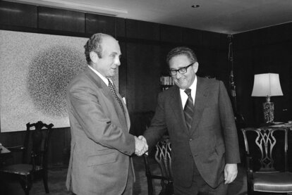 Dr. Otto Graf Lambsdorff, links, spricht mit US-Außenminister Henry Kissinger im Außenministerium in Washington