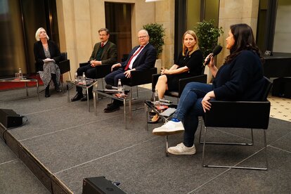 Dr. Hermann Otto Solms, Ehrenvorsitzender der Freien Demokraten, Michael Theurer, Mitglied im Bundespräsidium der FDP und Vorsitzender des FDP-Landesverbandes Baden-Württemberg,Daniela Kluckert, Parlamentarische Staatssekretärin beim Bundesminister für Digitales und Verkehr und Franziska Brandmann, Bundesvorsitzende der Jungen Liberalen im Gespräch mit der Moderatorin Ute Welty.