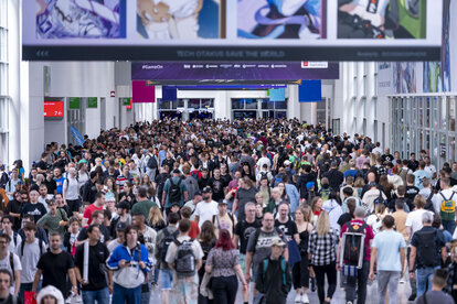 Besucher auf Spielemesse gamescom 2023 in Köln