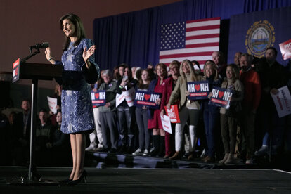 Die republikanische Präsidentschaftskandidatin und ehemalige UN-Botschafterin Nikki Haley spricht während einer Kundgebung in New Hampshire