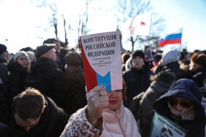 Russische Verfassung als Symbol der Opposition auf Demonstration