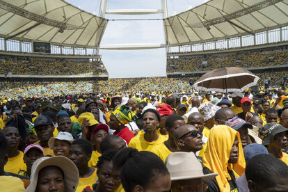 Anhänger des Afrikanischen Nationalkongresses hören dem südafrikanischen Präsidenten Cyril Ramaphosa im Mose-Mabhida-Stadion in Durban, Südafrika, am Samstag, 24. Februar 2024, bei der Vorstellung ihres nationalen Wahlprogramms im Vorfeld der Parlamentswahlen 2024 zu.