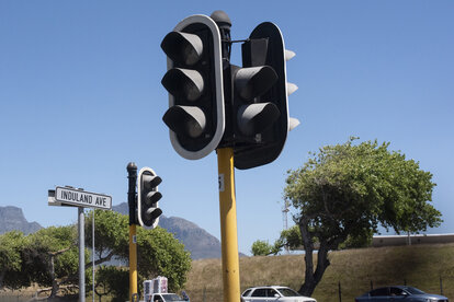 Ampelanlage an einer belebten Kreuzung während eines geplanten Lastabwurfs (Loadshedding) in Landsdowne, einem Vorort von Kapstadt. Beim sogenannten "Loadshedding" wird für mehrere Stunden der Strom abgestellt, um das Stromnetz zu entlasten.