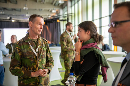 die Autorin im Gespräch mit Generalleutnant Nico Tak, Kommandeur des I. Deutsch-Niederländische Corps auf der Common Effort Konferenz am 29. November 2023 in Hamburg