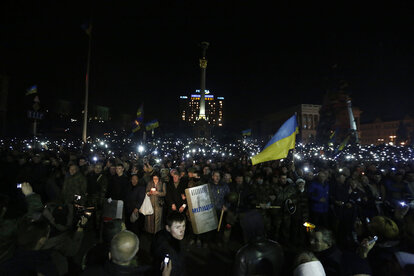 Ukrainer nehmen an einer Trauerfeier für die Menschen teil, die bei den Unruhen auf dem Maidan Nezalezhnosti, dem Unabhängigkeitsplatz, in Kiew, Ukraine, am 21. Februar 2014 getötet wurden
