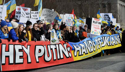Pro-Ukraine-Anhänger demonstrieren vor dem Weißen Haus für die territoriale Integrität der Ukraine gegen ausländische Aggression am 6. März 2014