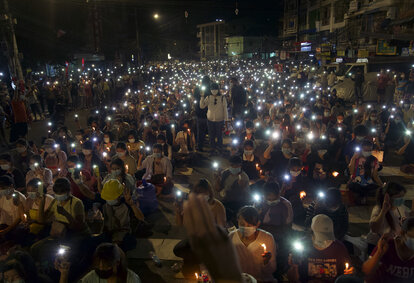 nti-Putsch-Demonstranten schalten das LED-Licht ihrer Handys während einer nächtlichen Kundgebung in Yangon, Myanmar, ein