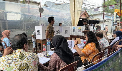 Wähler geben in einem Wahllokal im Stadtteil Harapan Mulia im Zentrum von Jakarta ihre Stimme ab.