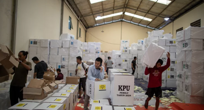 Wahlurnen in Tangerang Selatan werden zwei Wochen vor den indonesischen Wahlen an die Wahllokale verteilt