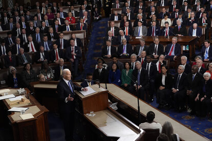 Joe Biden hält seine State of the Union Rede umringt von Abgeordneten aus den beiden Kammern