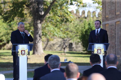 Der georgische Premierminister Irakli Garibaschwili (R) und der ungarische Premierminister Victor Orban (L) sprechen während einer gemeinsamen Pressekonferenz in Telawi, Georgien, am 12. Oktober 2023.