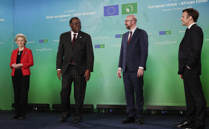 Namibias Präsident Hage G. Geingob, zweiter von links, wird von der Präsidentin der Europäischen Kommission, Ursula von der Leyen, dem Präsidenten des Europäischen Rates, Charles Michel, und dem französischen Präsidenten Emmanuel Macron bei der Ankunft zu einem EU-Afrika-Gipfel im Gebäude des Europäischen Rates in Brüssel begrüßt,
