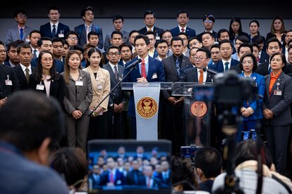 Pita Limjaroenrat trifft sich mit Pressevertretern im thailändischen Parlamentskomplex, nachdem das Verfassungsgericht das Wahlkampfversprechen der Move Forward Party, den Majestätsbeleidigungs-Paragrafen 112 zu entschärfen, für verfassungswidrig erklärt hat.