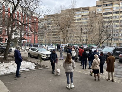 Menschen stehen in Moskau vor einem Wahllokal Schlange, um bei der Protestaktion «Mittag gegen Putin» ihre Unzufriedenheit zum Ausdruck zu bringen.