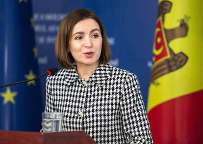 Auf dem Foto ist die Präsidentin der Republik Moldau, Maia Sandu, vor moldauischer und europäischer Flagge