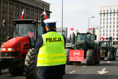 Landwirte blockieren während des landesweiten Generalstreiks in Krakau, Polen, am 20. März 2024 die Straße um den Mogilskie-Kreisel.