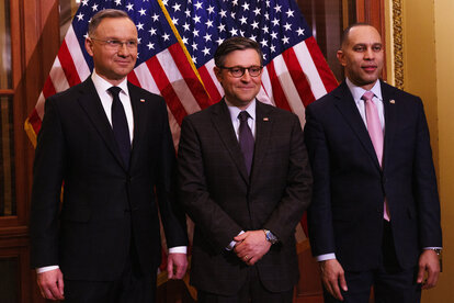 Der Sprecher des Repräsentantenhauses Mike Johnson und der Führer der Demokraten im Repräsentantenhaus Hakeem Jeffries treffen den polnischen Präsidenten Andrzej Duda im Kapitol