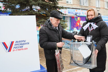 Ein Mann gibt bei der vorgezogenen Stimmabgabe im Vorfeld der für den 15. bis 17. März angesetzten Präsidentschaftswahlen 2024 seine Stimme ab.