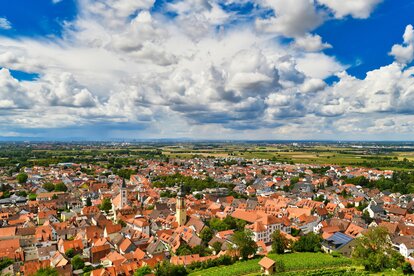 Kleine alte Stadt namens Schriesheim vom Odenwald aus gesehen in Deutschland