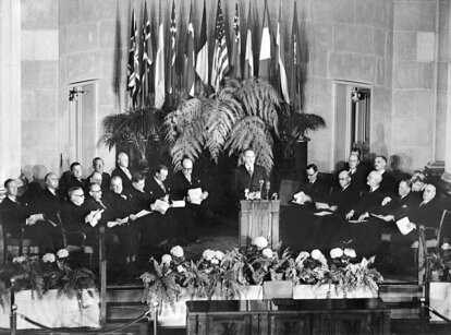 Die Vertreter der beteiligten Länder während der feierlichen Unterzeichnungszeremonie am 4. April 1949 in Washington D.C.. Unter dem Symbol der vierstrahligen Windrose schlossen sich am 4. April 1949 zehn europäische Staaten mit den USA und Kanada zu dem Verteidigungsbündnis "Nord-Atlantische Vertragsorganisation", (engl. Abkürzung: NATO) zusammen