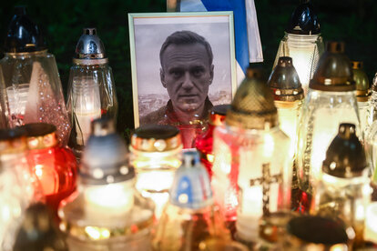 Blumen und Kerzen bei einer Gedenkfeier für Alexej Nawalny