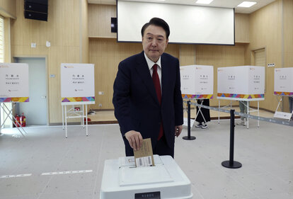 Der südkoreanische Präsident Yoon Suk Yeol gibt am Freitag, 5. April 2024, in einem Wahllokal in Busan, Südkorea, seine Stimme für die vorgezogene Parlamentswahl am 10. April ab.