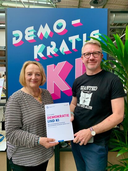 Sabine Leutheusser-Schnarrenberger und Nikolai Horn mit der Studie “Demokratie und KI“.