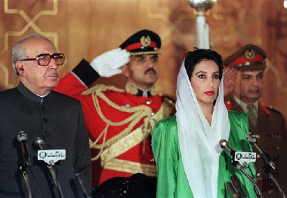 Prime Minister Benazir Bhutto at her first oath-taking ceremony - 1998