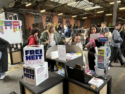 Besucherinnen am FNF-Stand