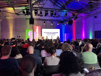 Panel "Vote, baby, vote - der Einfluss von KI auf Wahlen" mit Dr. Katja Muñoz und Konstantin Kuhle, moderiert von Rachel Baig