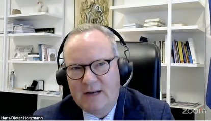 Dr. Hans-Dieter Holtzmann analysierte, wie Lateinamerika sich in einer sich ständig verändernden Welt positioniert.